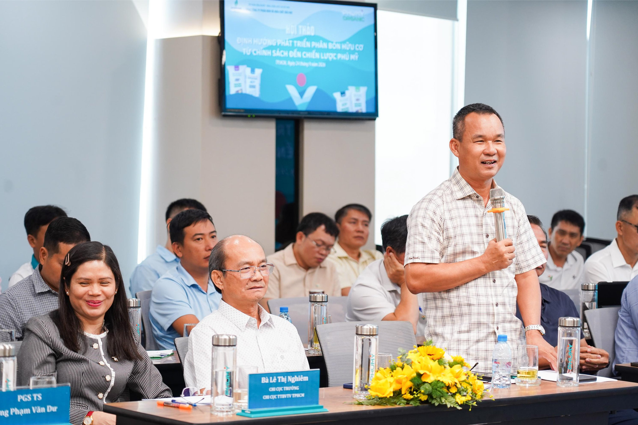 Các đại biểu trao đổi trong phiên thảo luận (2)