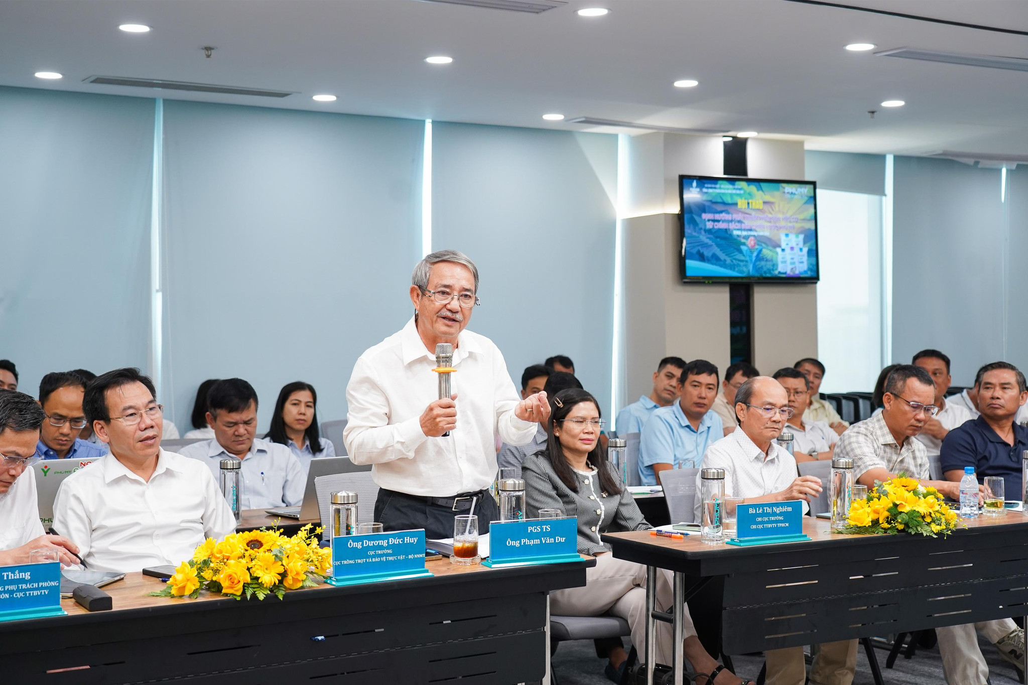Các đại biểu trao đổi trong phiên thảo luận