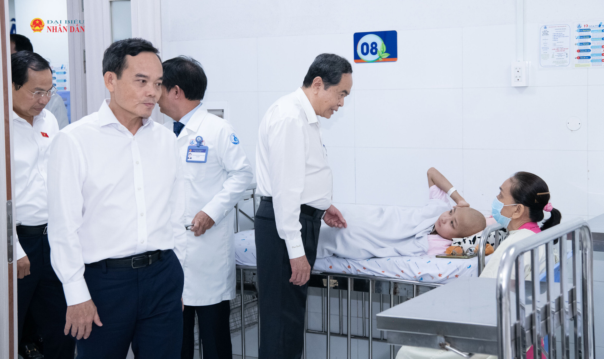 Chủ tịch Quốc hội Trần Thanh Mẫn thăm và tặng quà cho các cháu tại Khoa nhi Bệnh viện Nhi đồng 1...1