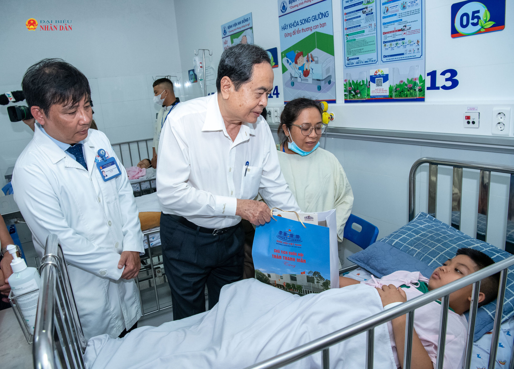 Chủ tịch Quốc hội Trần Thanh Mẫn thăm và tặng quà cho các cháu tại Khoa nhi Bệnh viện Nhi đồng 1...2