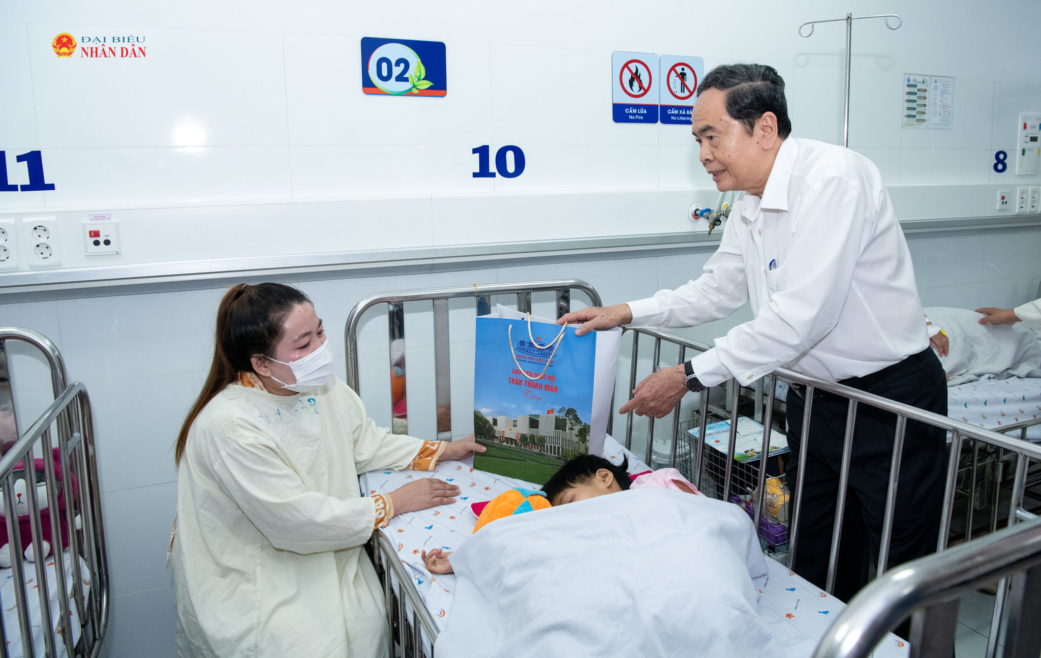 Chủ tịch Quốc hội Trần Thanh Mẫn thăm và tặng quà cho các cháu tại Khoa nhi Bệnh viện Nhi đồng 1...4