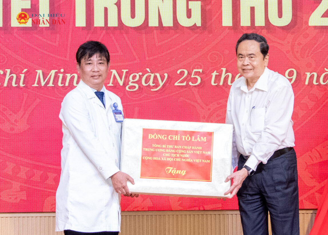 Chủ tịch Quốc hội Trần Thanh Mẫn trao quà của Tổng Bí thư, Chủ tịch nước Tô Lâm chuyển đến các cháu bệnh nhi tại Bệnh viện Nhi đồng 1...2