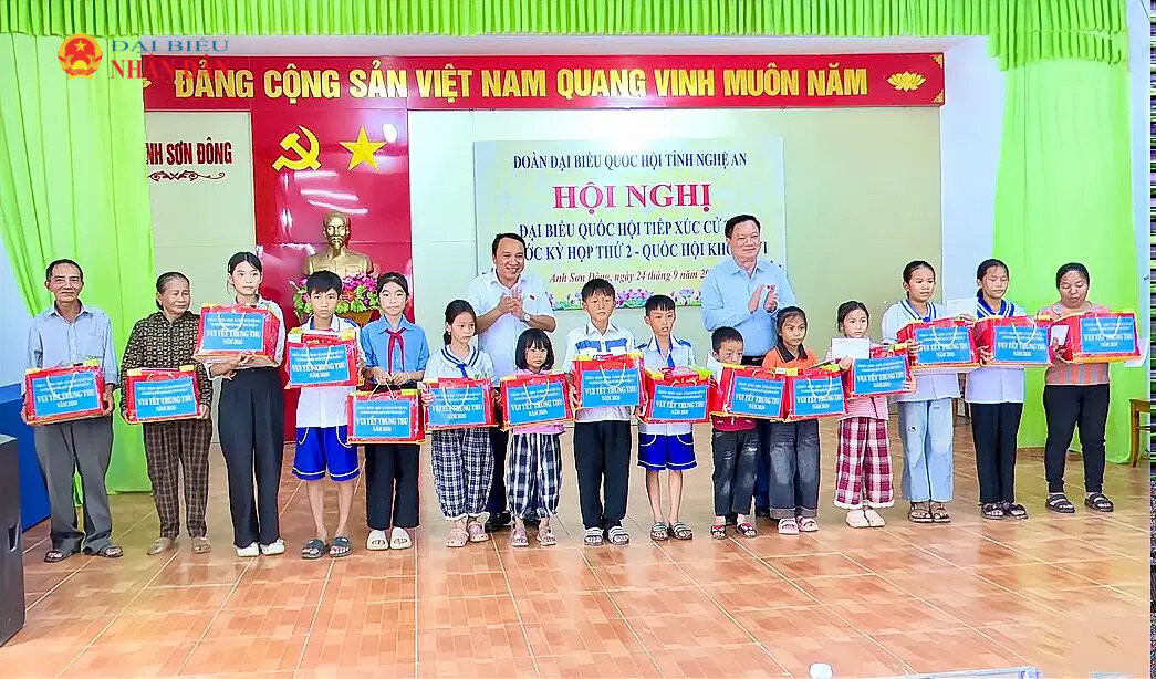 Trưởng Đoàn ĐBQH tỉnh Nguyễn Khắc Thận và Phó Chủ tịch Thường trực HĐND tỉnh Dương Đình Chỉnh trao quà Trung thu cho thiếu nhi có hoàn cảnh khó khăn tại xã Anh Sơn Đông