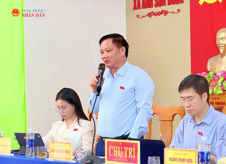 Ủy viên Trung ương Đảng, Bí thư Tỉnh ủy, Trưởng Đoàn ĐBQH tỉnh Nguyễn Khắc Thận phát biểu tại hội nghị