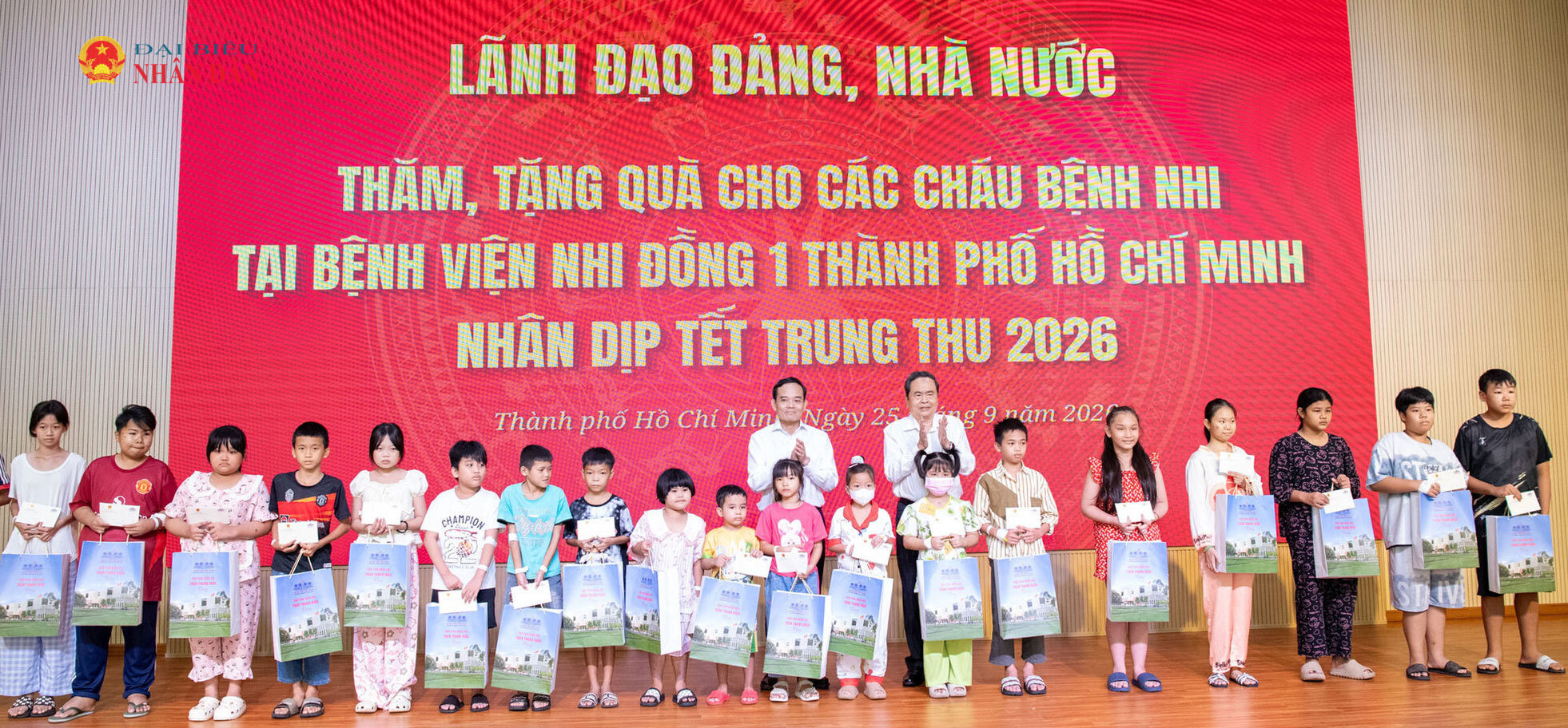 Chủ tịch Quốc hội Trần Thanh Mẫn trao quà tặng các bệnh nhân nhi tại Bệnh viện Nhi đồng 1, Thành phố Hồ Chí Minh nhân dịp Tết Trung thu