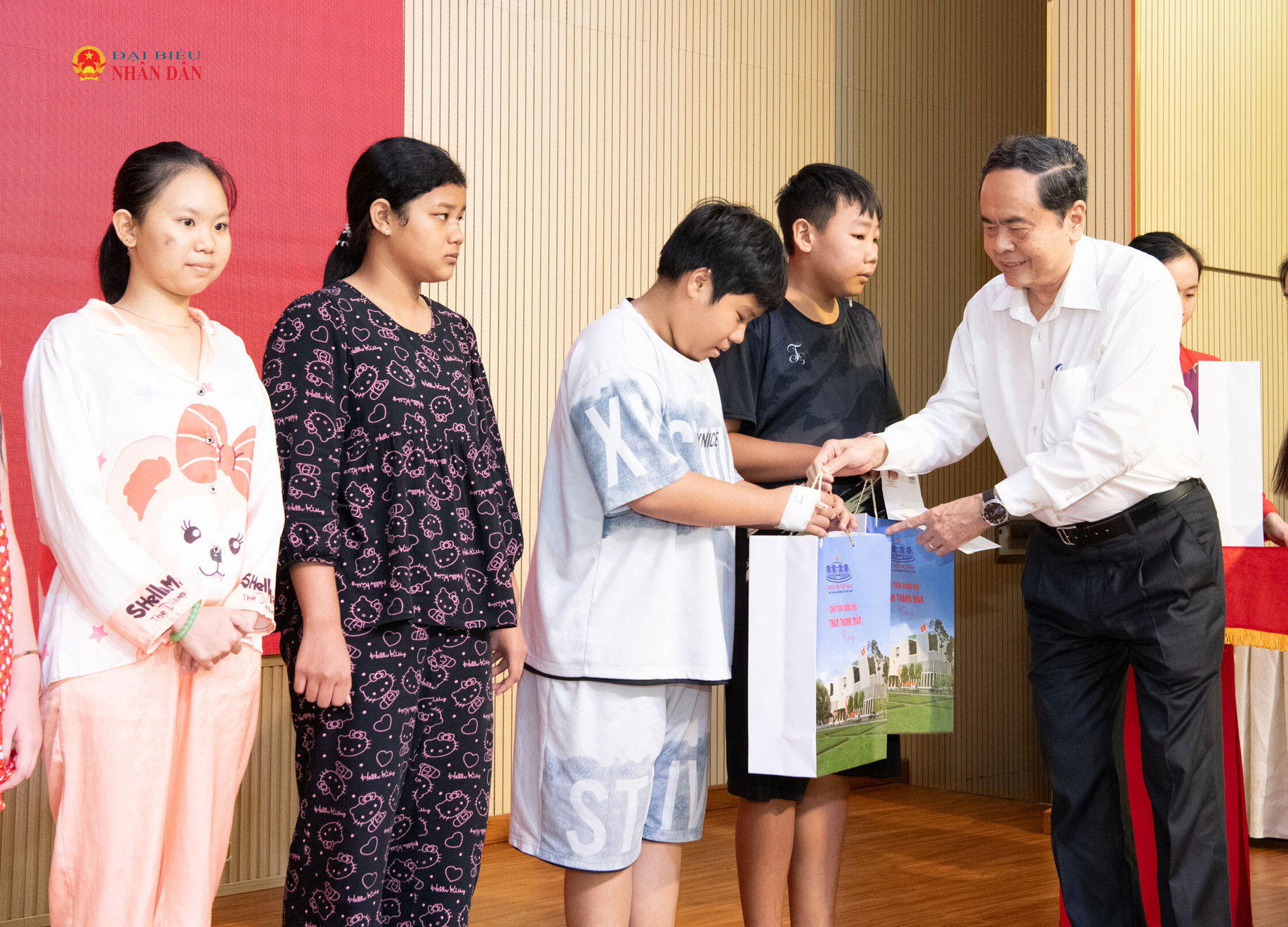 Chủ tịch Quốc hội Trần Thanh Mẫn trao quà tặng các bệnh nhân nhi tại Bệnh viện Nhi đồng 1, Thành phố Hồ Chí Minh nhân dịp Tết Trung thu