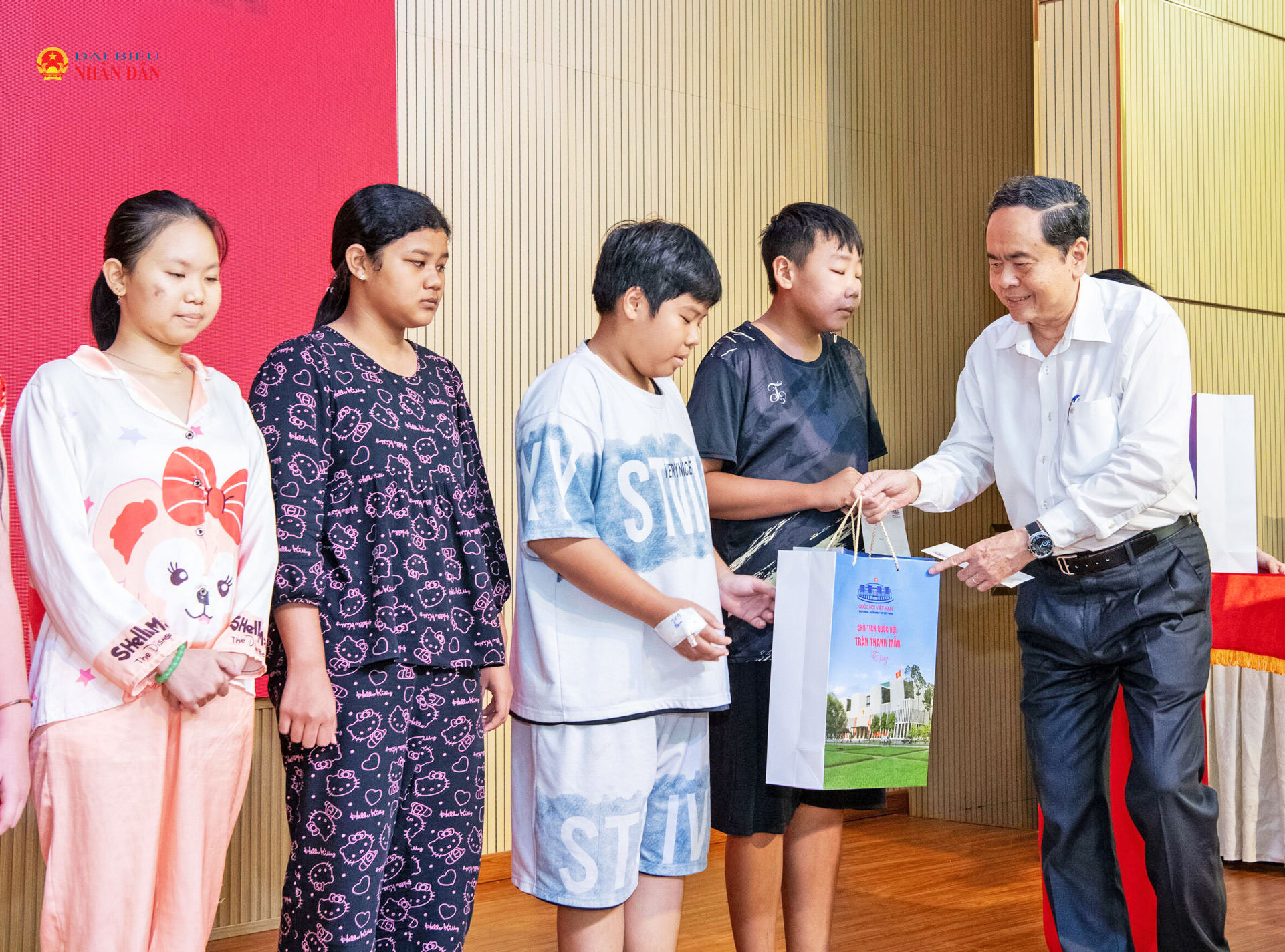 Chủ tịch Quốc hội Trần Thanh Mẫn trao quà tặng các bệnh nhân nhi tại Bệnh viện Nhi đồng 1, Thành phố Hồ Chí Minh nhân dịp Tết Trung thu