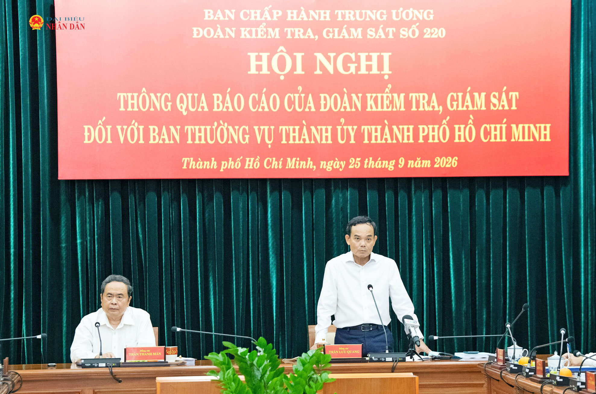 Bí thư Thành ủy, Trưởng đoàn ĐBQH TP. Hồ Chí Minh Trần Lưu Quang phát biểu tại hội nghị