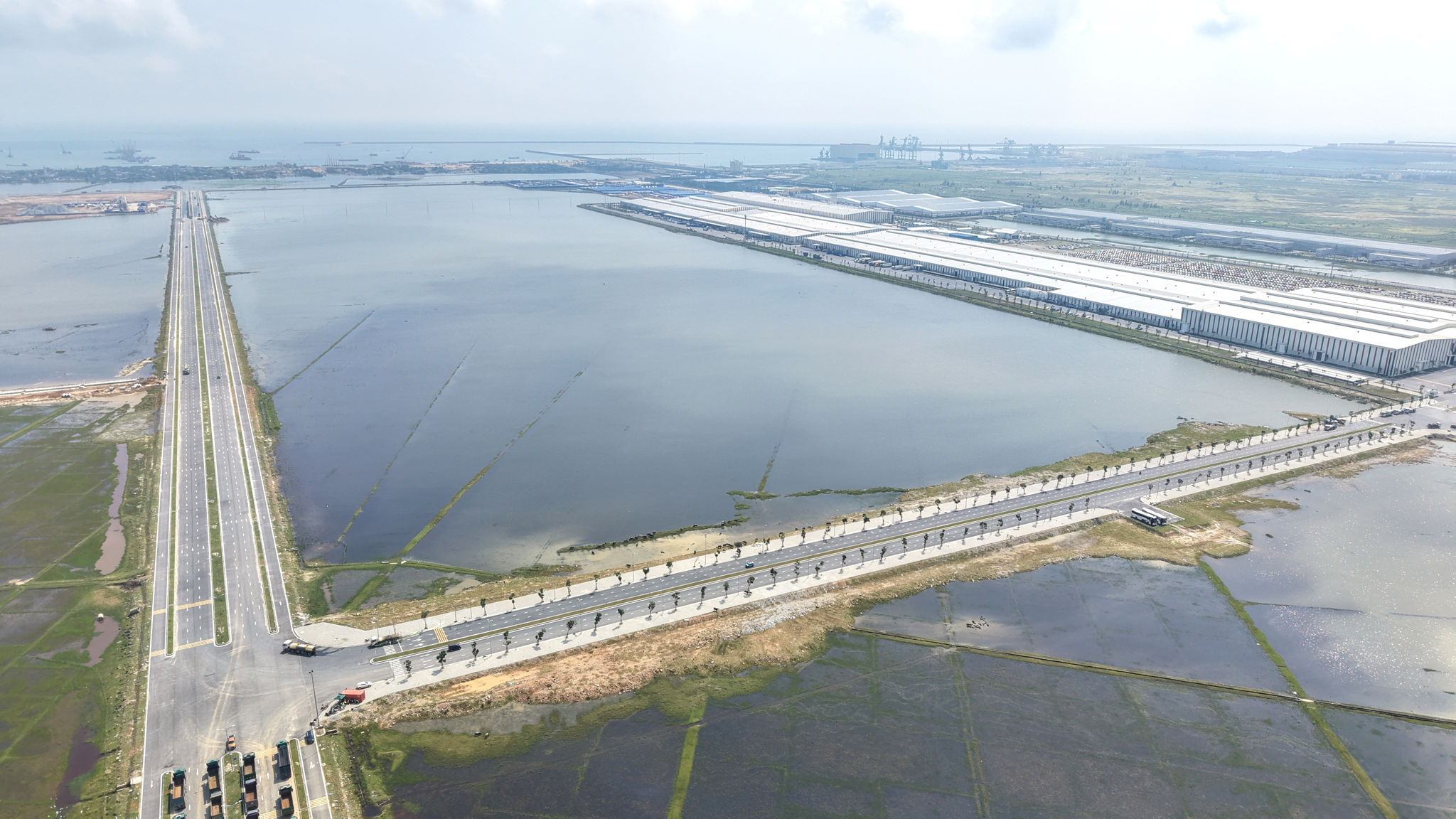 Nhiều gói thầu tại Dự án đường trục chính trung tâm nối quốc lộ 1 đoạn tránh thị xã Kỳ Anh (cũ) đến cụm cảng nước sâu Vũng Áng - Sơn Dương đã cơ bản hoàn thành