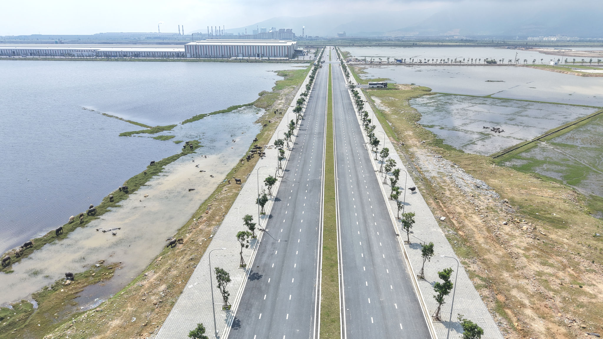 Những tuyến đường rộng rãi, hiện đại mở rộng không gian phát triển Khu kinh tế Vũng Áng