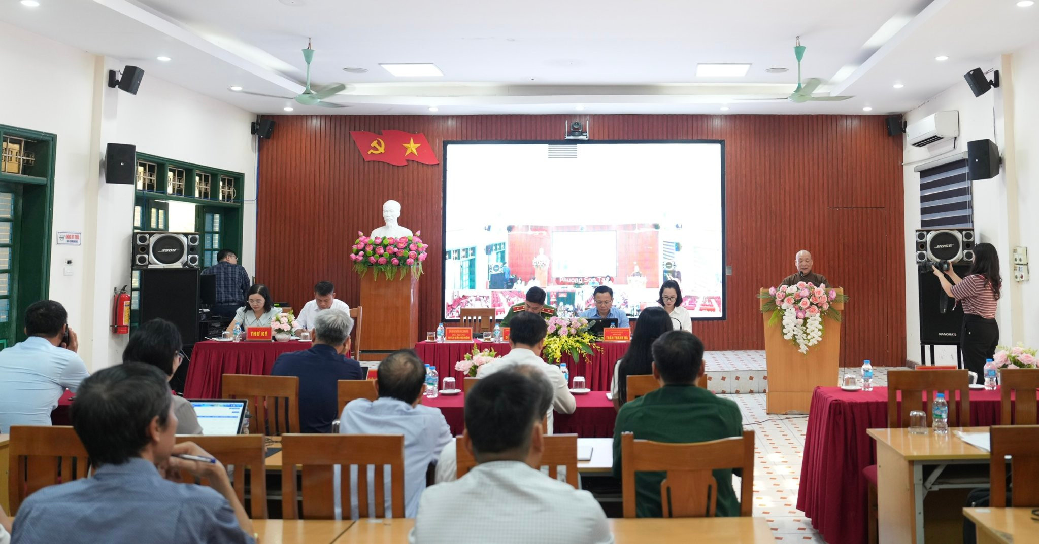 Toàn cảnh hội ngh tiếp xúc cử tri