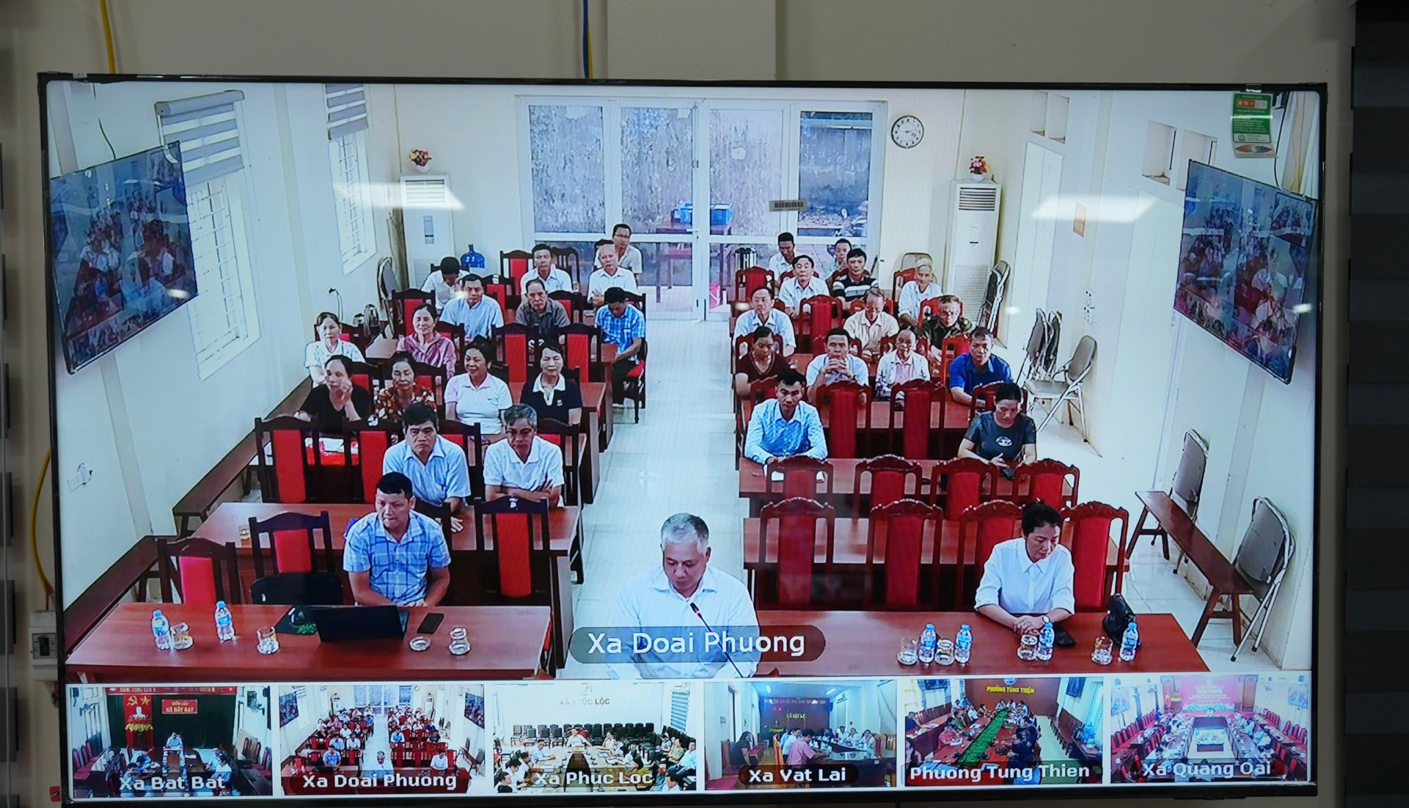 Cử tri tham gia chương trình trực tuyến và nêu ý kiến, kiến nghị tại điểm cầu xã Đoài Phương