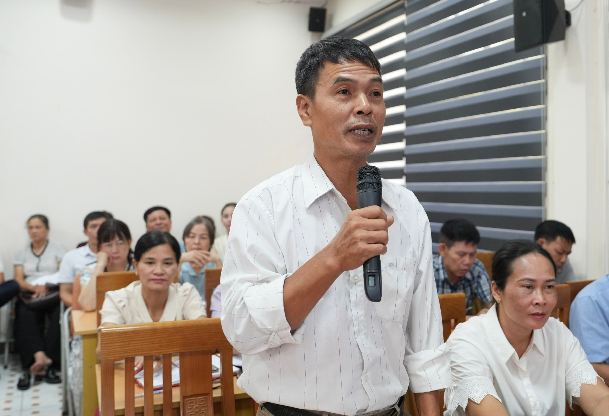 Cử tri phát biểu, nêu ý kiến, kiến nghị tại điểm cầu UBND phường Sơn Tây