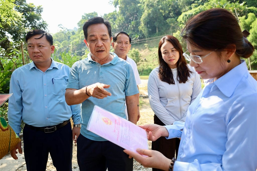 Đoàn giám sát thực tế công tác quản lý, sử dụng đất đai tại cơ sở