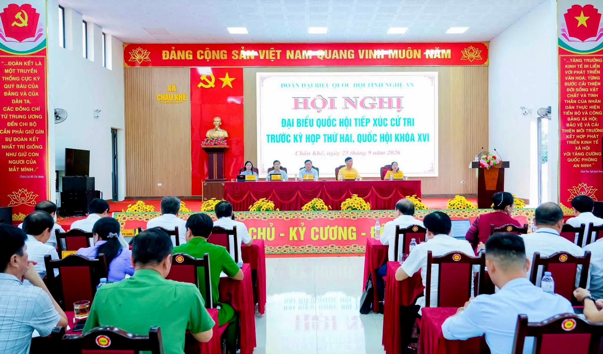 Toàn cảnh Hội nghị tiếp xúc cử tri tại xã Châu Khê