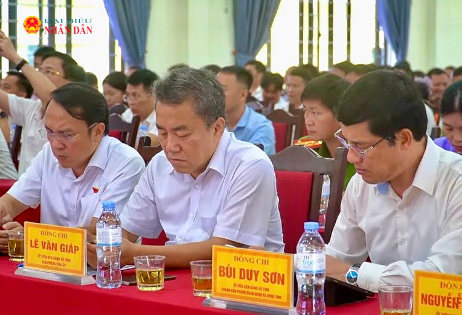 Các đại biểu dự Hội nghị tiếp xúc cử tri