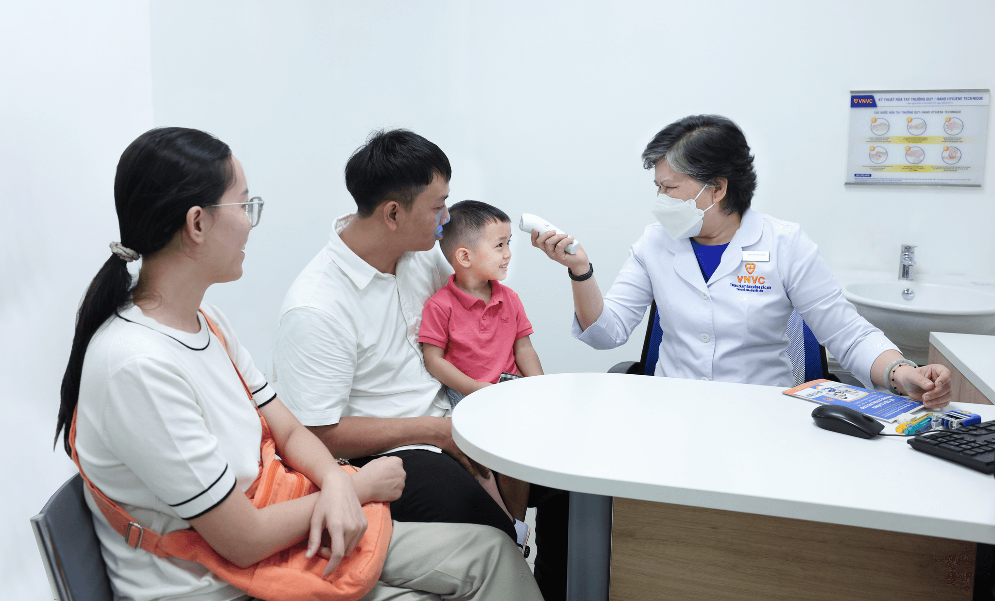 Khách tiêm đầu tiên 03