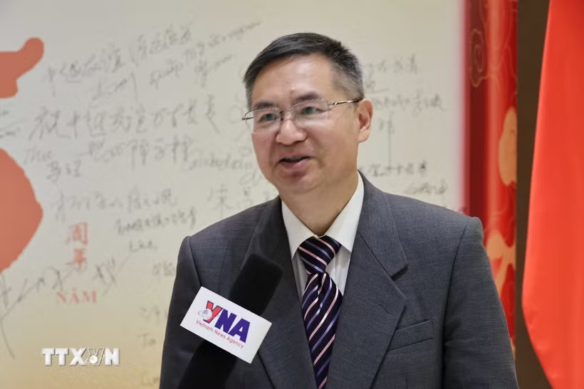 Giáo sư-Tiến sỹ Thành Hán Bình, Giám đốc Trung tâm Nghiên cứu Việt Nam, Đại học Công nghiệp Chiết Giang (Trung Quốc). (