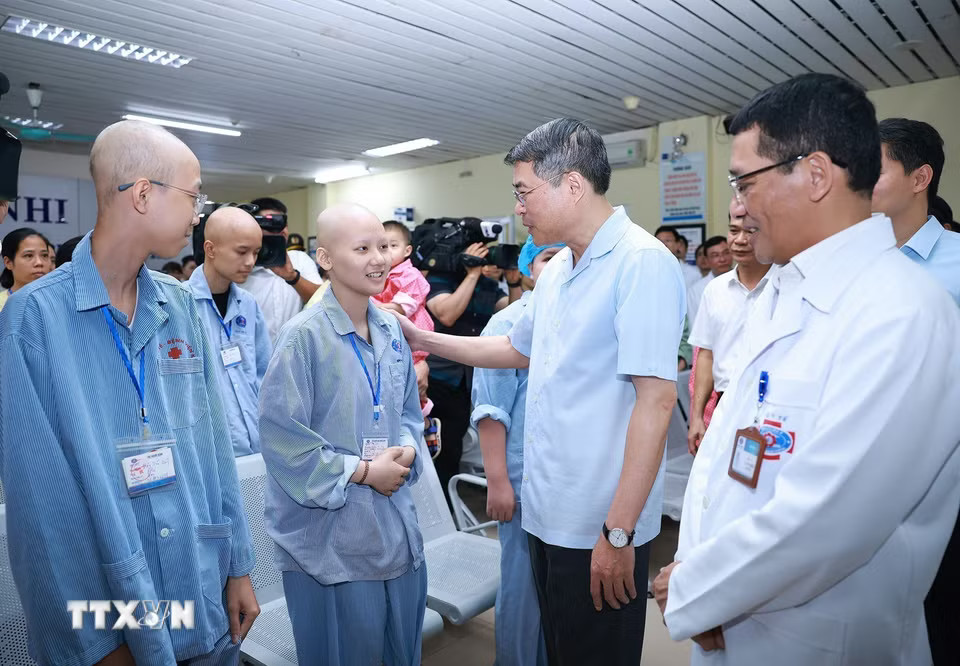 Thủ tướng Lê Minh Hưng thăm hỏi, động viên các bệnh nhi đang điều trị tại Bệnh viện K - cơ sở Tân Triều, phường Thanh Liệt, Hà Nội