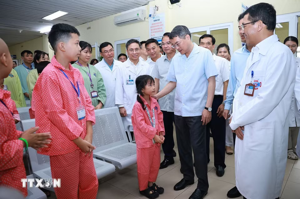 Thủ tướng Lê Minh Hưng thăm hỏi, động viên các bệnh nhi đang điều trị tại Bệnh viện K - cơ sở Tân Triều, phường Thanh Liệt, Hà Nội