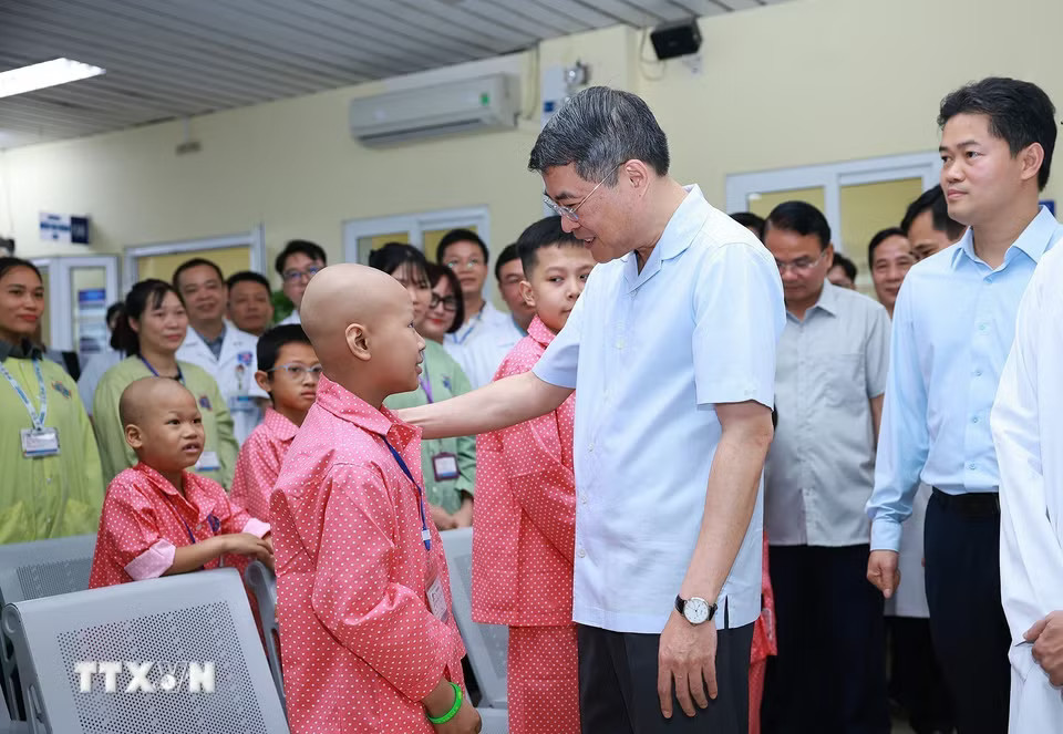 Thủ tướng Lê Minh Hưng thăm hỏi, động viên các bệnh nhi đang điều trị tại Bệnh viện K - cơ sở Tân Triều, phường Thanh Liệt, Hà Nội