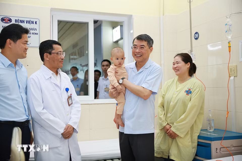 Thủ tướng Lê Minh Hưng thăm bệnh nhi đang điều trị tại Bệnh viện K - cơ sở Tân Triều, phường Thanh Liệt, thành phố Hà Nội