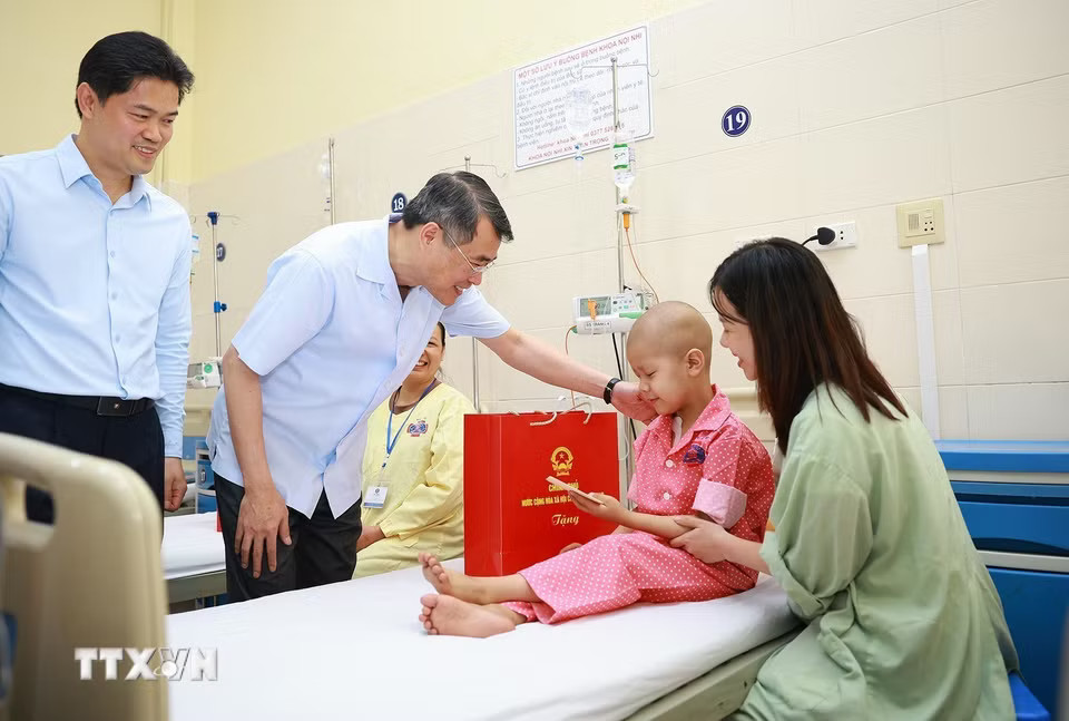 Thủ tướng Lê Minh Hưng thăm hỏi, động viên, tặng quà Trung thu cho bệnh nhi đang điều trị tại Bệnh viện K - cơ sở Tân Triều, phường Thanh Liệt, thành phố Hà Nội