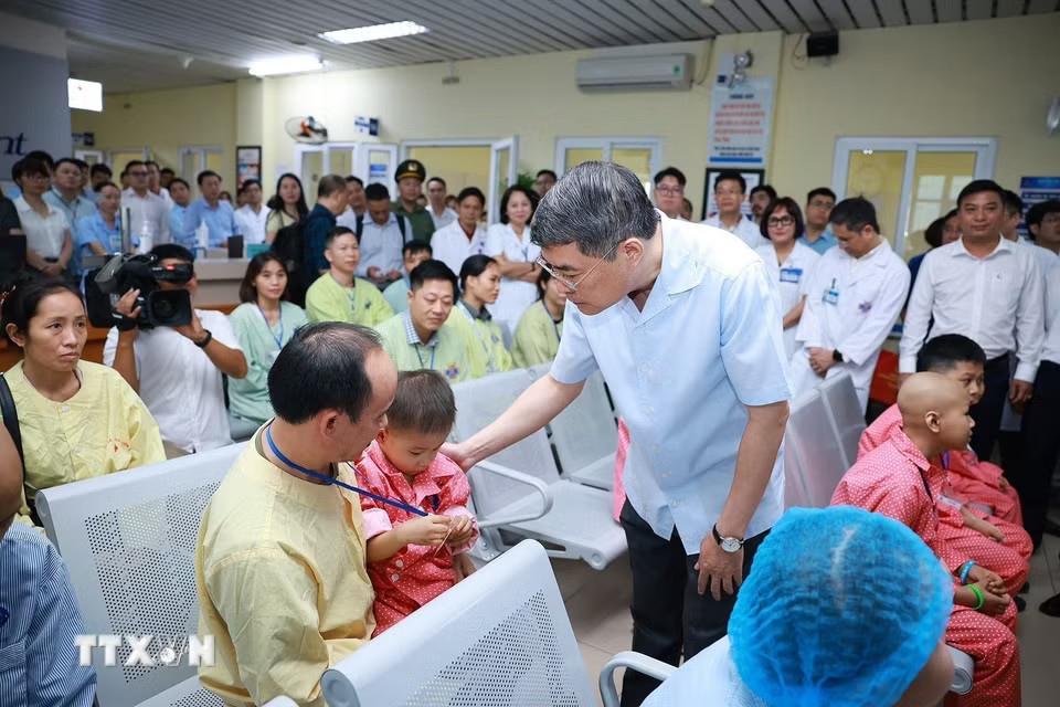 Thủ tướng Lê Minh Hưng thăm hỏi, động viên các bệnh nhi đang điều trị tại Bệnh viện K - cơ sở Tân Triều, phường Thanh Liệt, Hà Nội