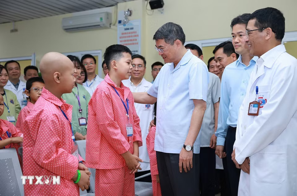 Thủ tướng Lê Minh Hưng thăm hỏi, động viên các bệnh nhi đang điều trị tại Bệnh viện K - cơ sở Tân Triều, phường Thanh Liệt, Hà Nội