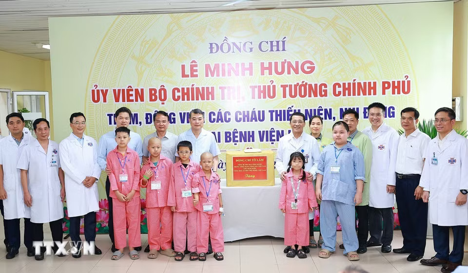 Thủ tướng Lê Minh Hưng trao quà của Tổng Bí thư, Chủ tịch nước Tô Lâm tặng các bệnh nhi đang điều trị tại Bệnh viện K - cơ sở Tân Triều, phường Thanh Liệt, thành phố Hà Nội