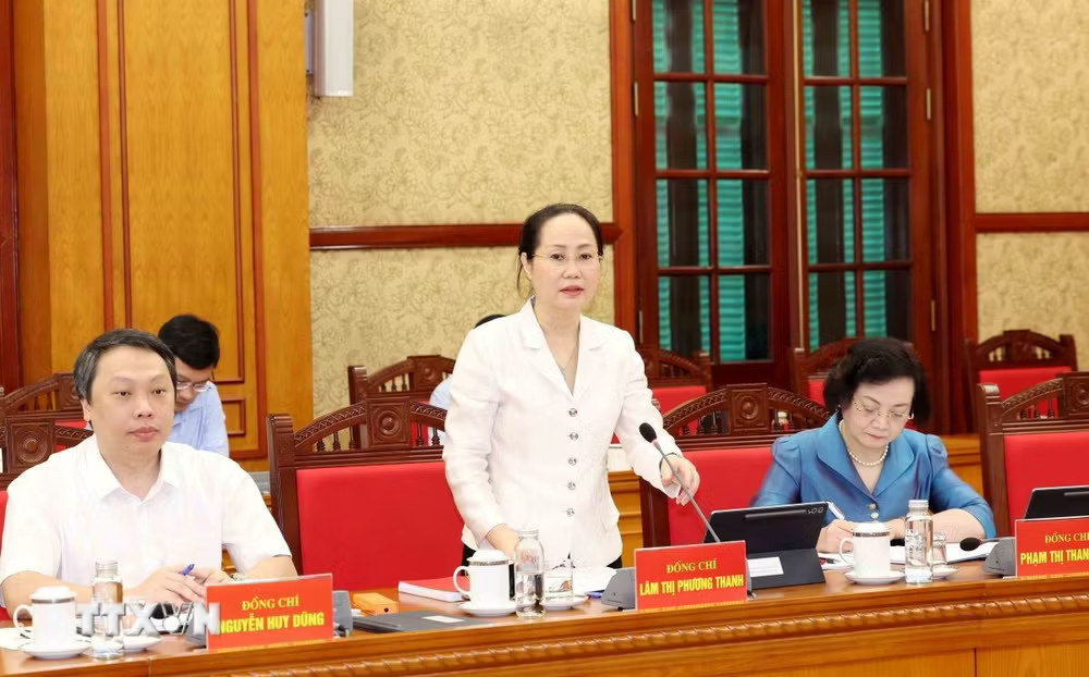 Bộ trưởng Bộ Văn hóa, Thể thao và Du lịch Lâm Thị Phương Thanh trình bày báo cáo tại phiên họp