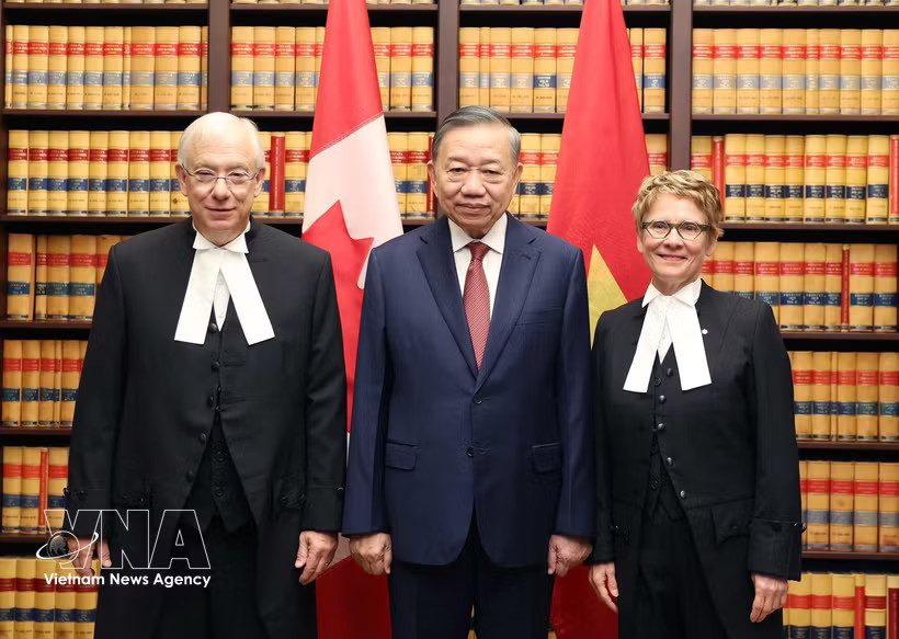 General Secretary of the Communist Party of Vietnam Central Committee and President To Lam meets with Speaker of the Senate Raymonde Gagné and Speaker of the House of Commons Francis Scarpaleggia on September 24 (local time). Photo: VNA