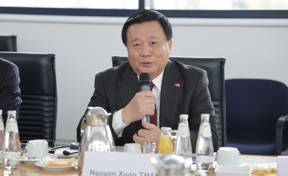 Chairman of the Central Council for Theoretical Studies Nguyen Xuan Thang, addresses at the 11th theoretical exchange. (Photo: VNA) vnanet_potal-vietnam-germany-parties-exchange-2.jpg