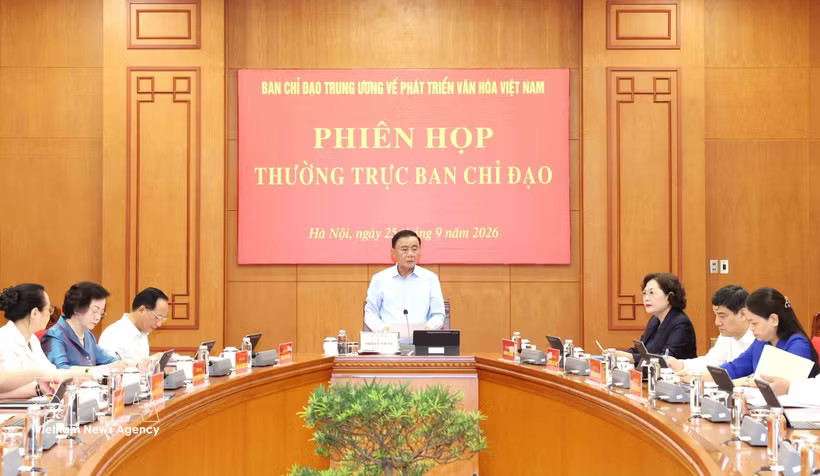 Politburo Member and Standing Member of the Party Central Committee’s Secretariat and Head of the Central Steering Committee for the Development of Vietnamese Culture Tran Cam Tu speaks at the meeting. (Photo: VNA)