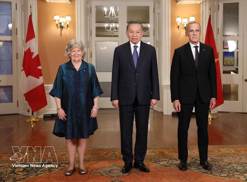 General Secretary of the Communist Party of Vietnam Central Committee and President To Lam (centre), Governor General of Canada Louise Arbour (left), and Prime Minister of Canada Mark Carney pose for a commemorative photo. (Photo: VNA)