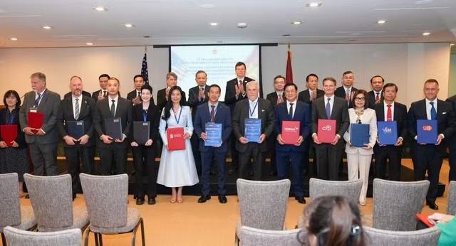 A view of the signing ceremony of an agreement to cooperate in mobilising international capital between EQuest Education Group and Standard Chartered Bank’s New York branch. (Photo: VIFC-HCMC)