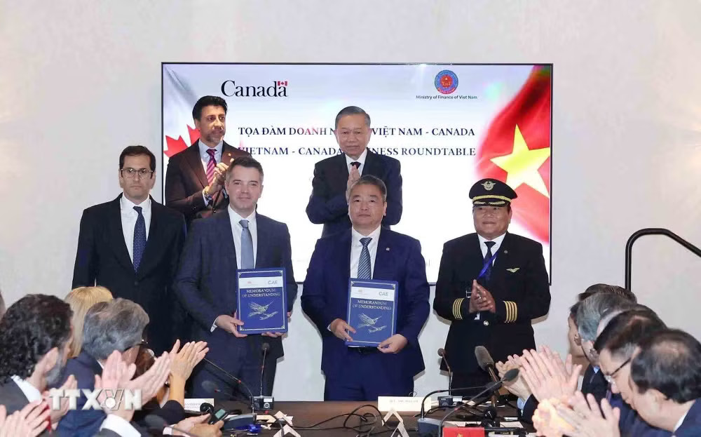 Tổng Bí thư, Chủ tịch nước Tô Lâm chứng kiến lễ trao các văn kiện hợp tác giữa doanh nghiệp hai nước