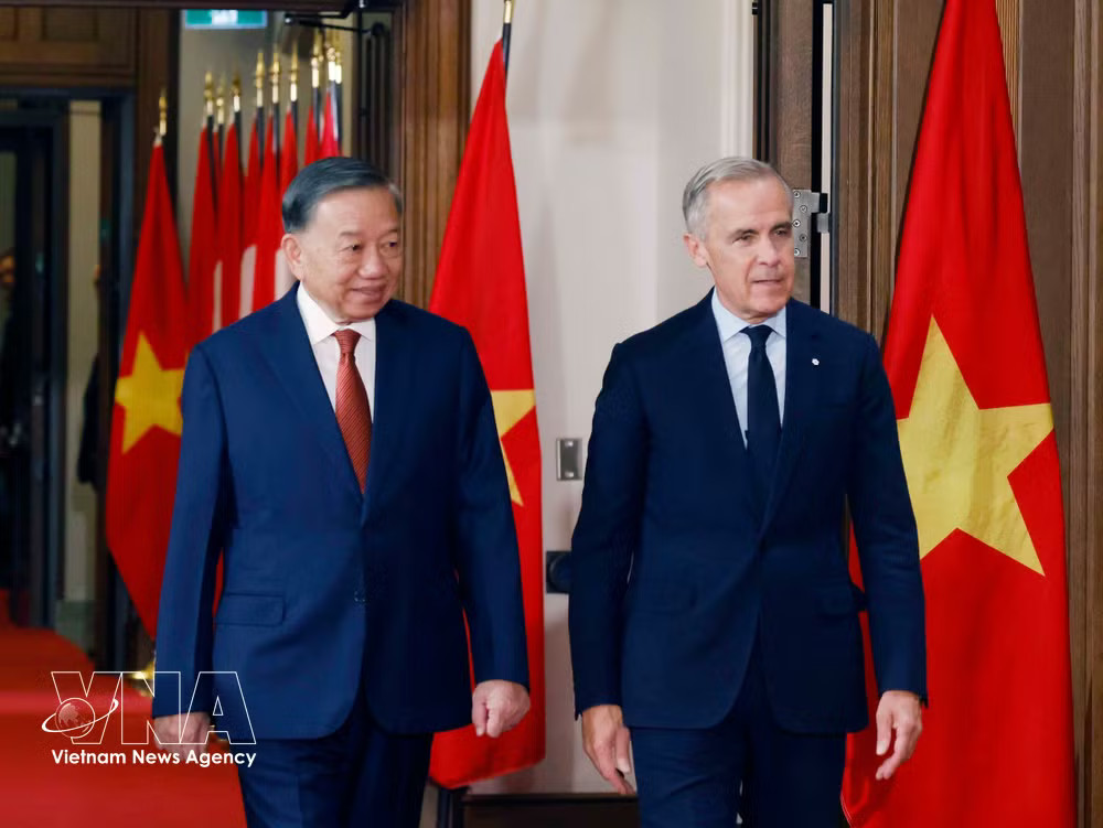 Party General Secretary and President To Lam and Canadian Prime Minister Mark Carney at the welcome ceremony. Photo: VNA vnanet-vna-potal-thu-tuong-canada-mark-carney-don-hoi-dam-voi-tong-bi-thu-chu-tich-nuoc-to-lam-9047877.jpg