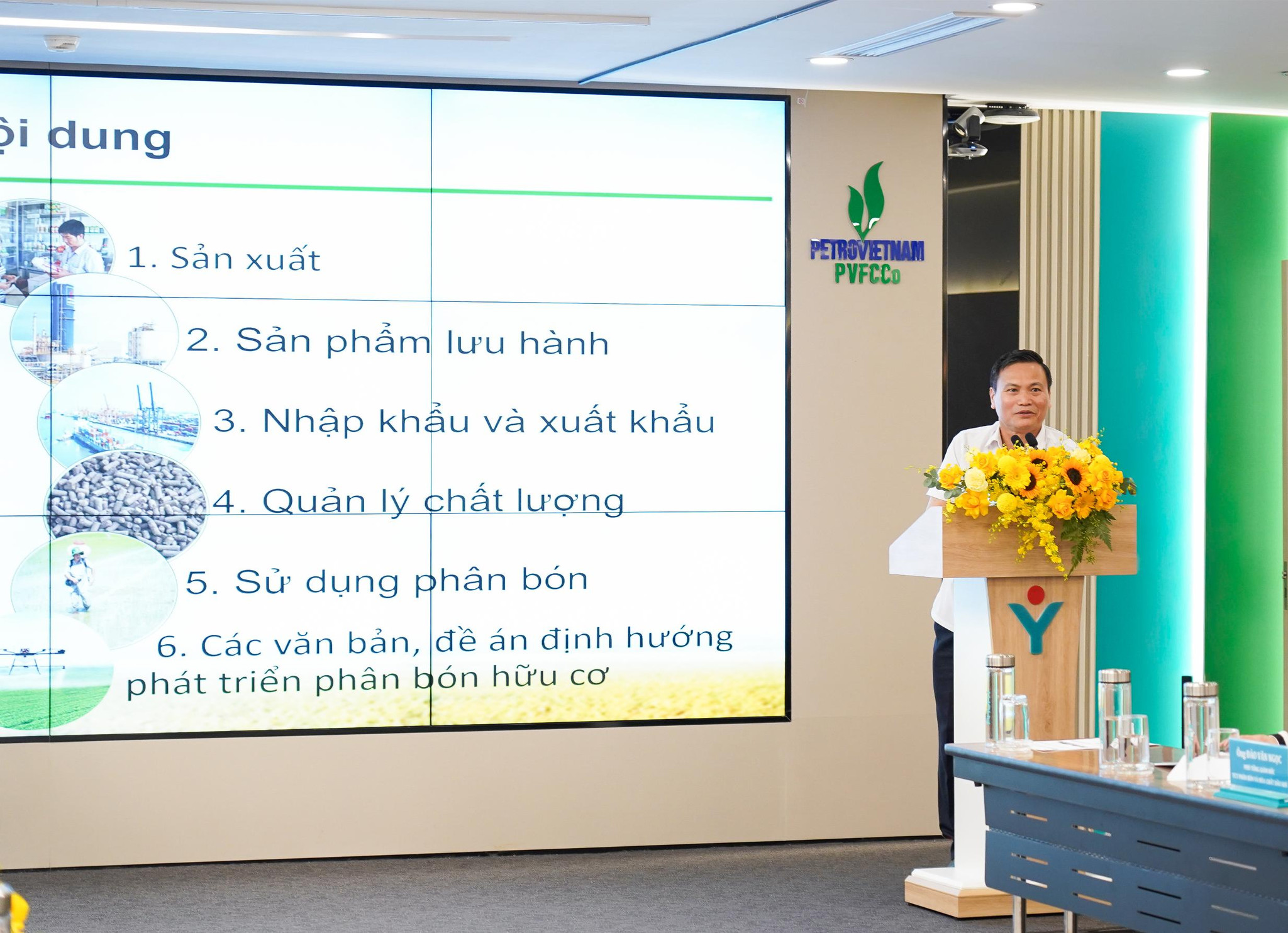 Ông Vũ Thắng - Phó Trưởng phòng phụ trách Phòng Quản lý phân bón, chia sẻ chuyên đề “Định hướng phát triển phân bón hữu cơ tại Việt Nam đến năm 2030, tầm nhìn 205