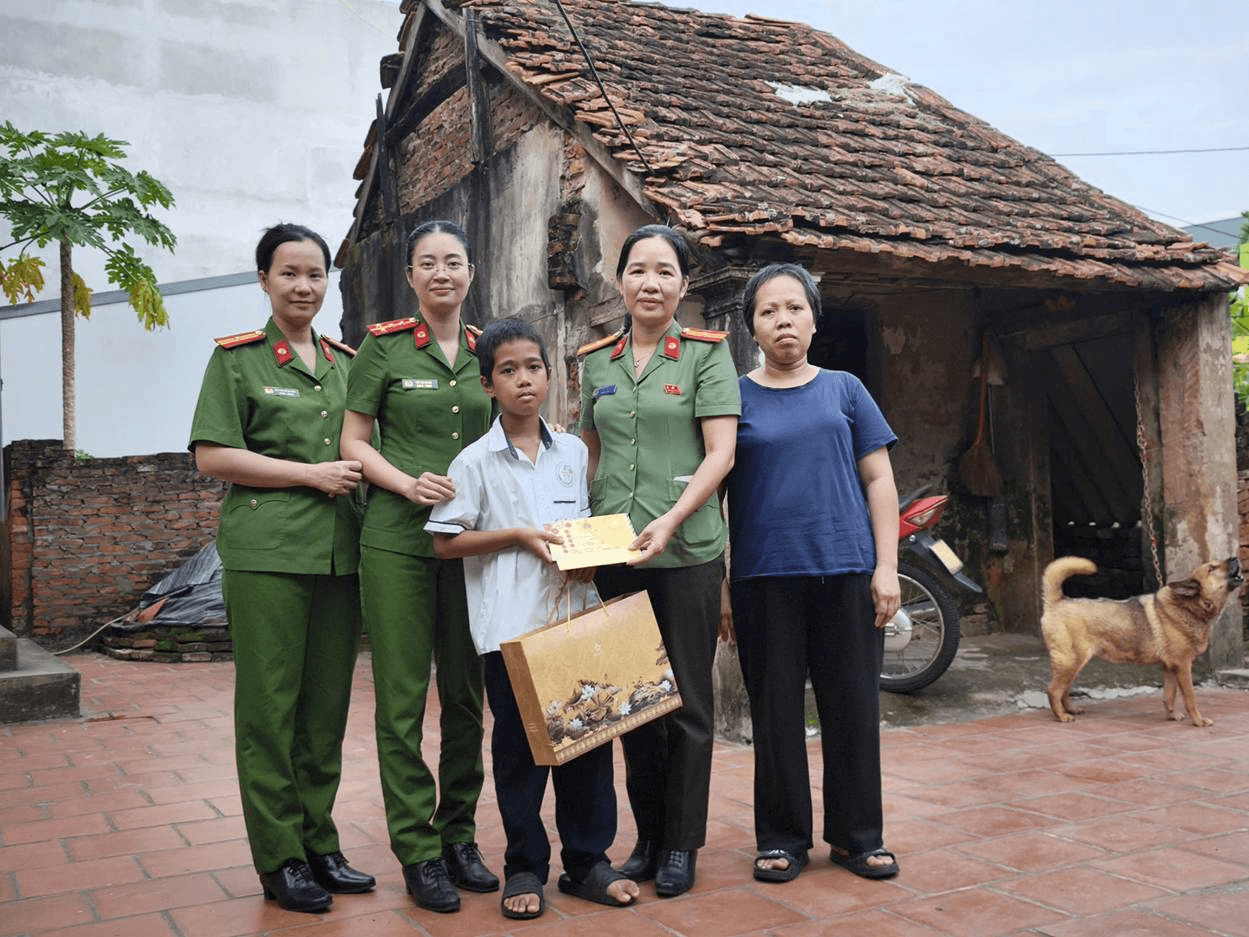 CBCS Công an xã Bình Minh tặng quà cho cháu nhỏ có hoàn cảnh khó khăn.