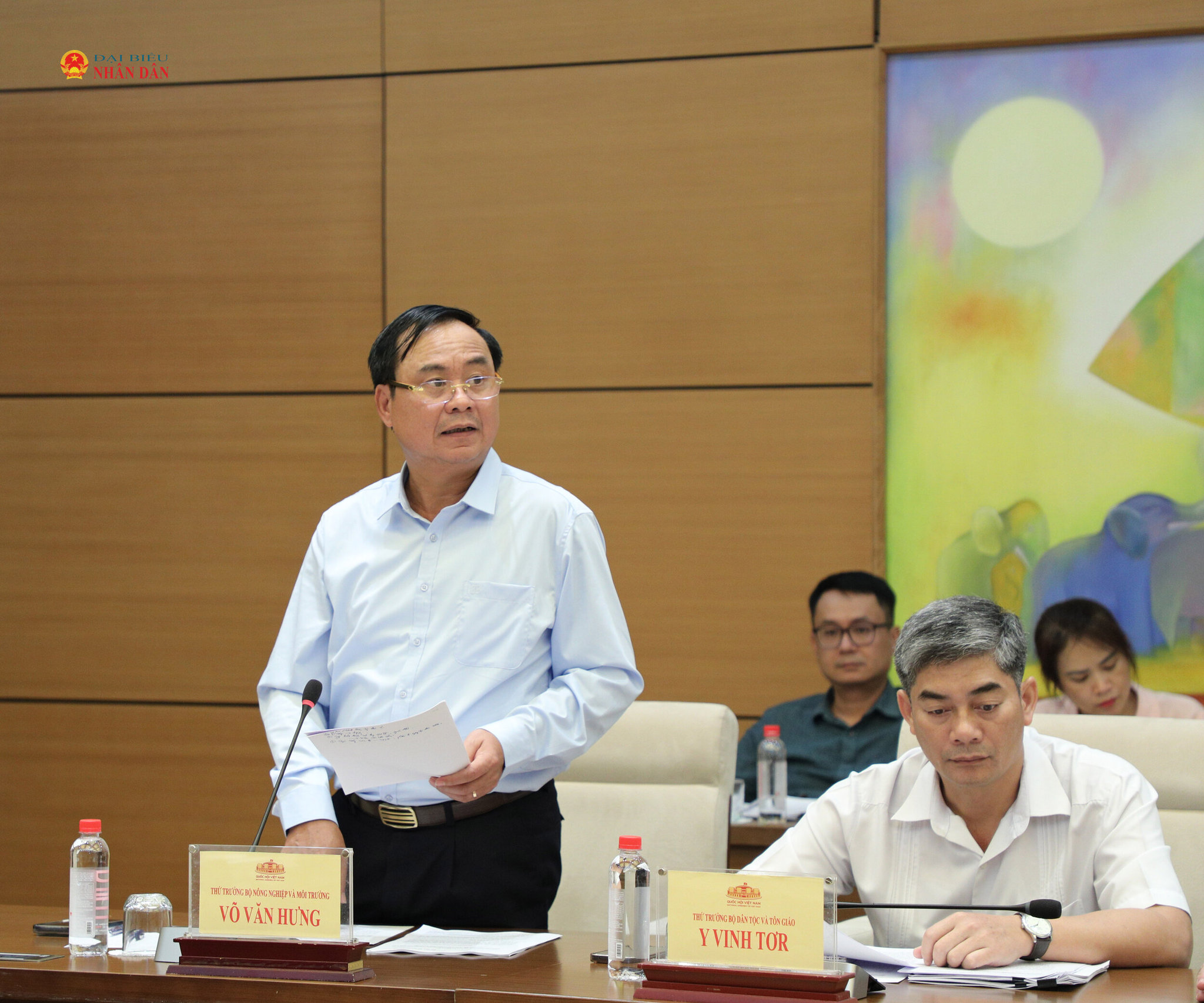 Thứ trưởng Bộ Nông nghiệp và Môi trường Võ Văn Hưng báo cáo tại phiên họp