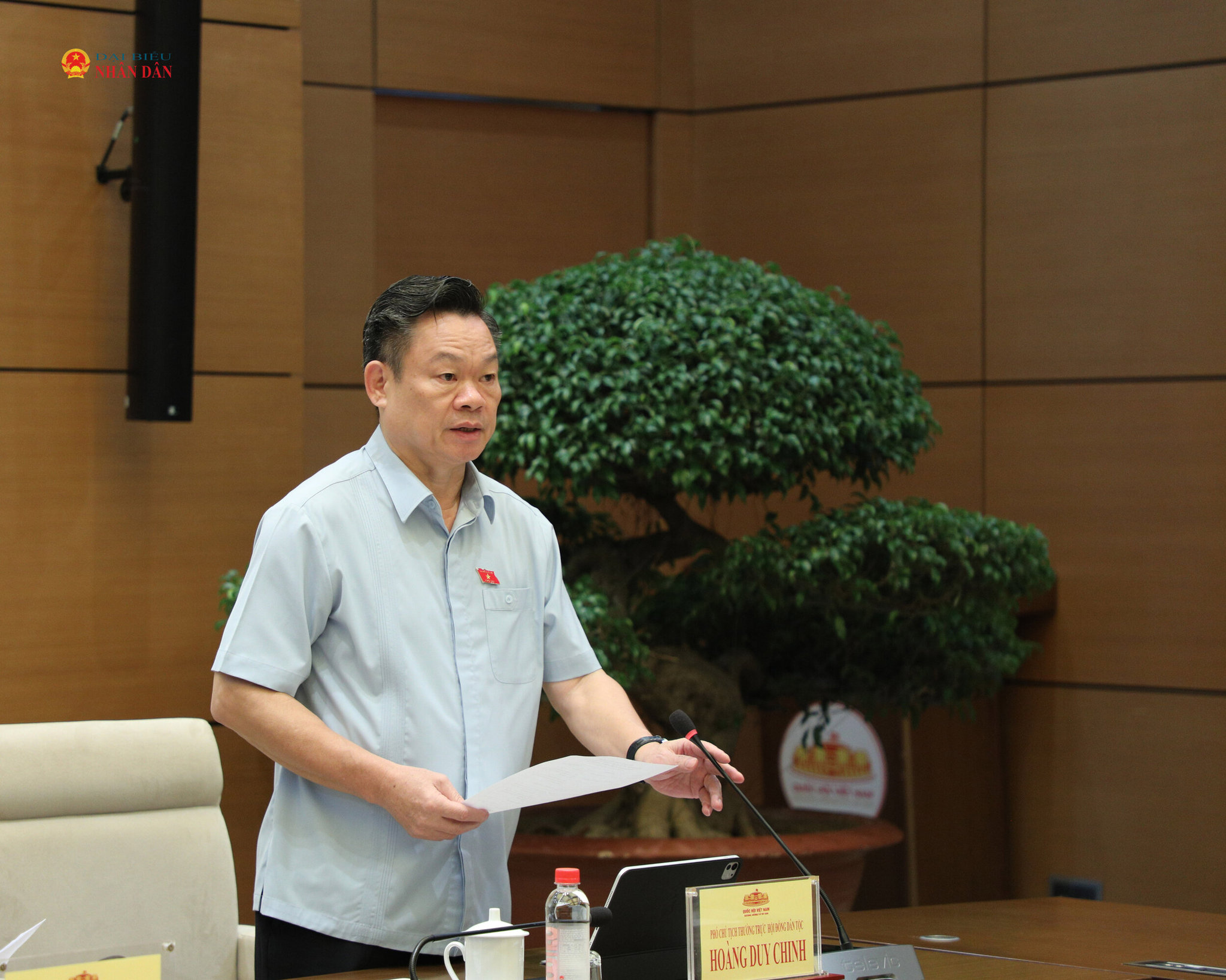 Uỷ viên Trung ương Đảng, Phó Chủ nhiệm Thường trực Hội đồng Dân tộc Hoàng Duy Chinh điều hành phiên họp