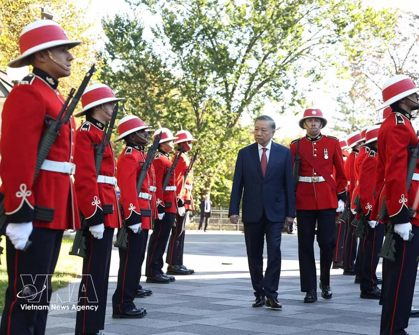 General Secretary of the Communist Party of Vietnam Central Committee and President To Lam reviews the guard of honour at the official welcome ceremony in Ottawa on the morning of September 24, 2026 (local time). (Photo: VNA)