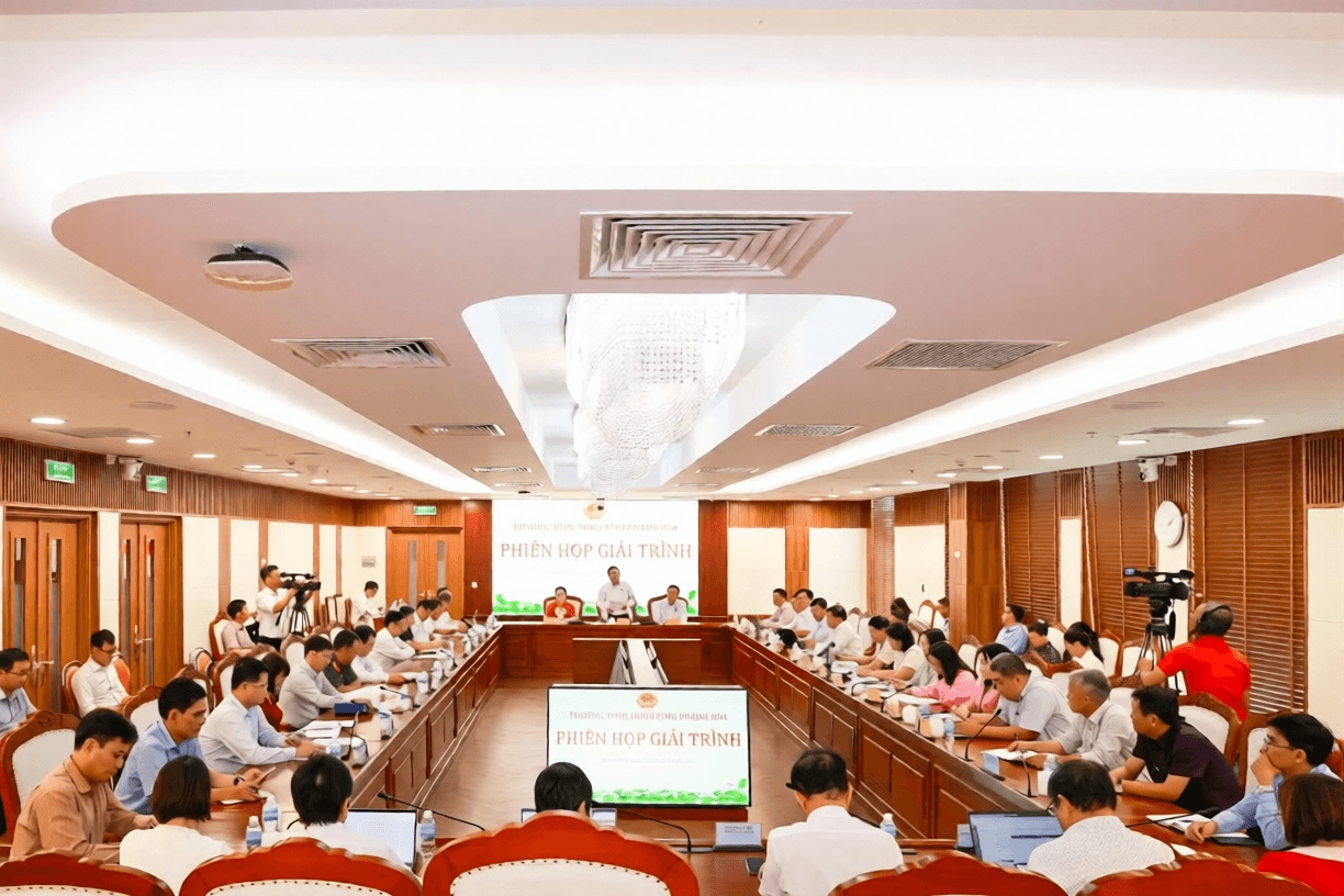 Quang cảnh phiên giải trình
