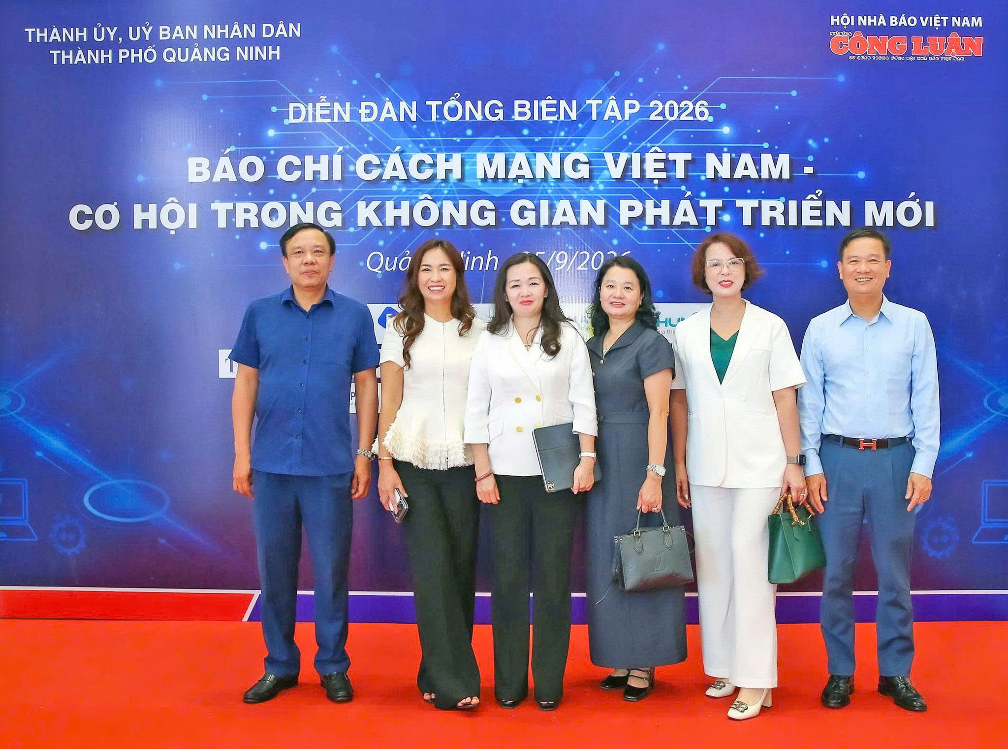 Các đại biểu tham dự Diễn đàn Tổng Biên tập lần thứ 8 - năm 2026 chụp ảnh lưu niệm