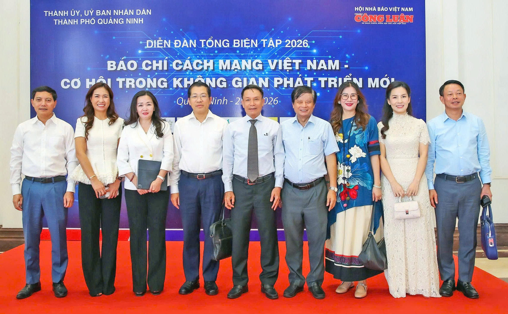 Các đại biểu tham dự Diễn đàn Tổng Biên tập lần thứ 8 - năm 2026 chụp ảnh lưu niệm