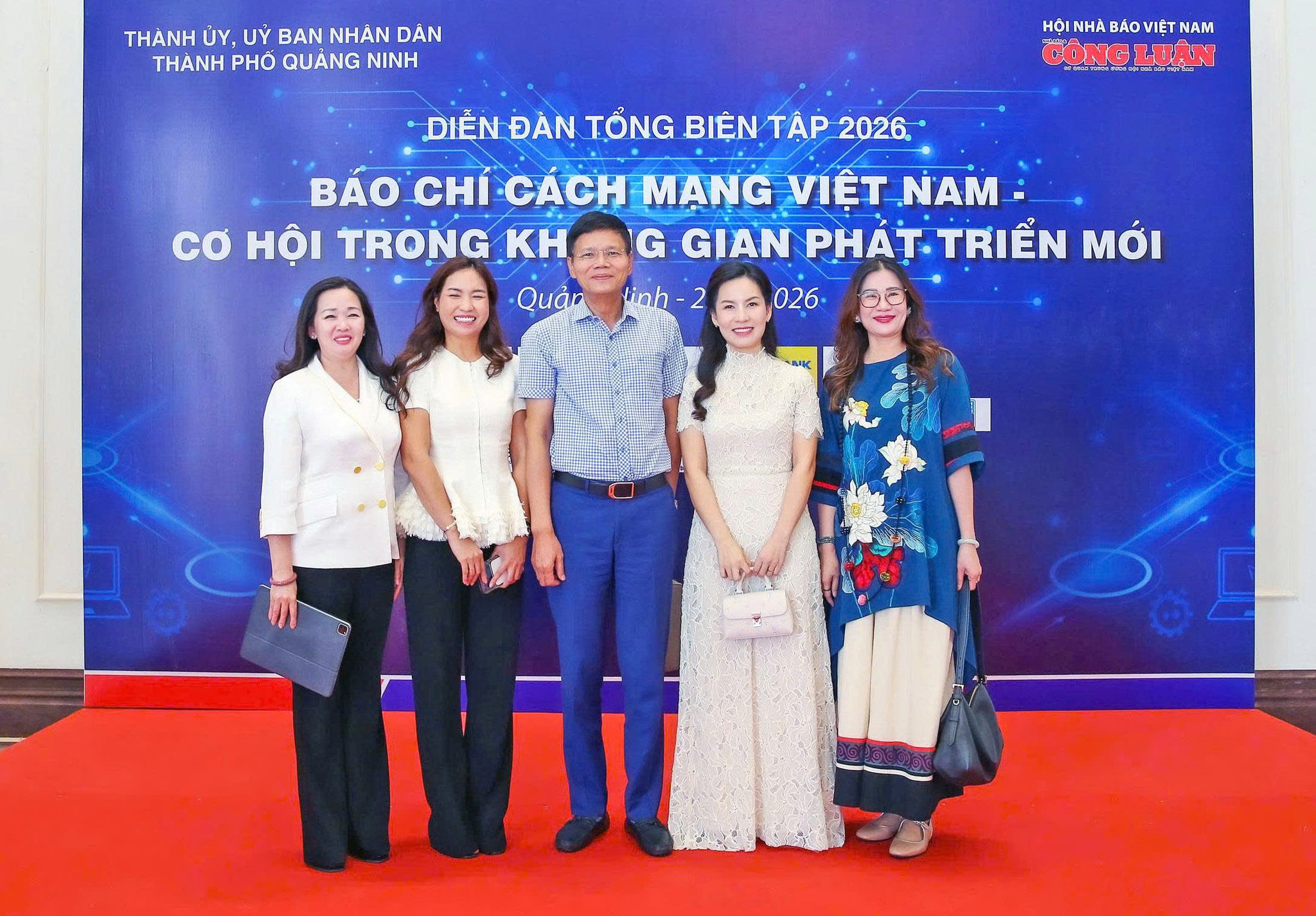 Các đại biểu tham dự Diễn đàn Tổng Biên tập lần thứ 8 - năm 2026 chụp ảnh lưu niệm