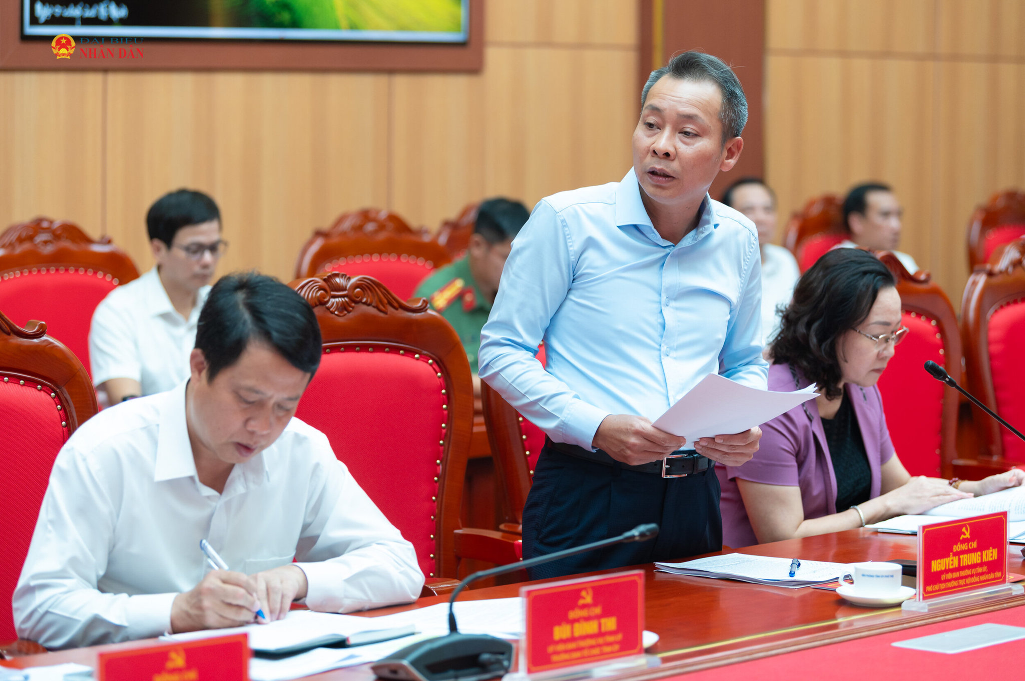 Phó Chủ tịch HĐND tỉnh Phú Thọ Nguyễn Trung Kiên trình bày báo cáo tóm tắt kết quả công tác lãnh đạo của Ban Thường vụ Tỉnh ủy Phú Thọ đối với hoạt động giám sát của Quốc hội, Hội đồng nhân dân các cấp