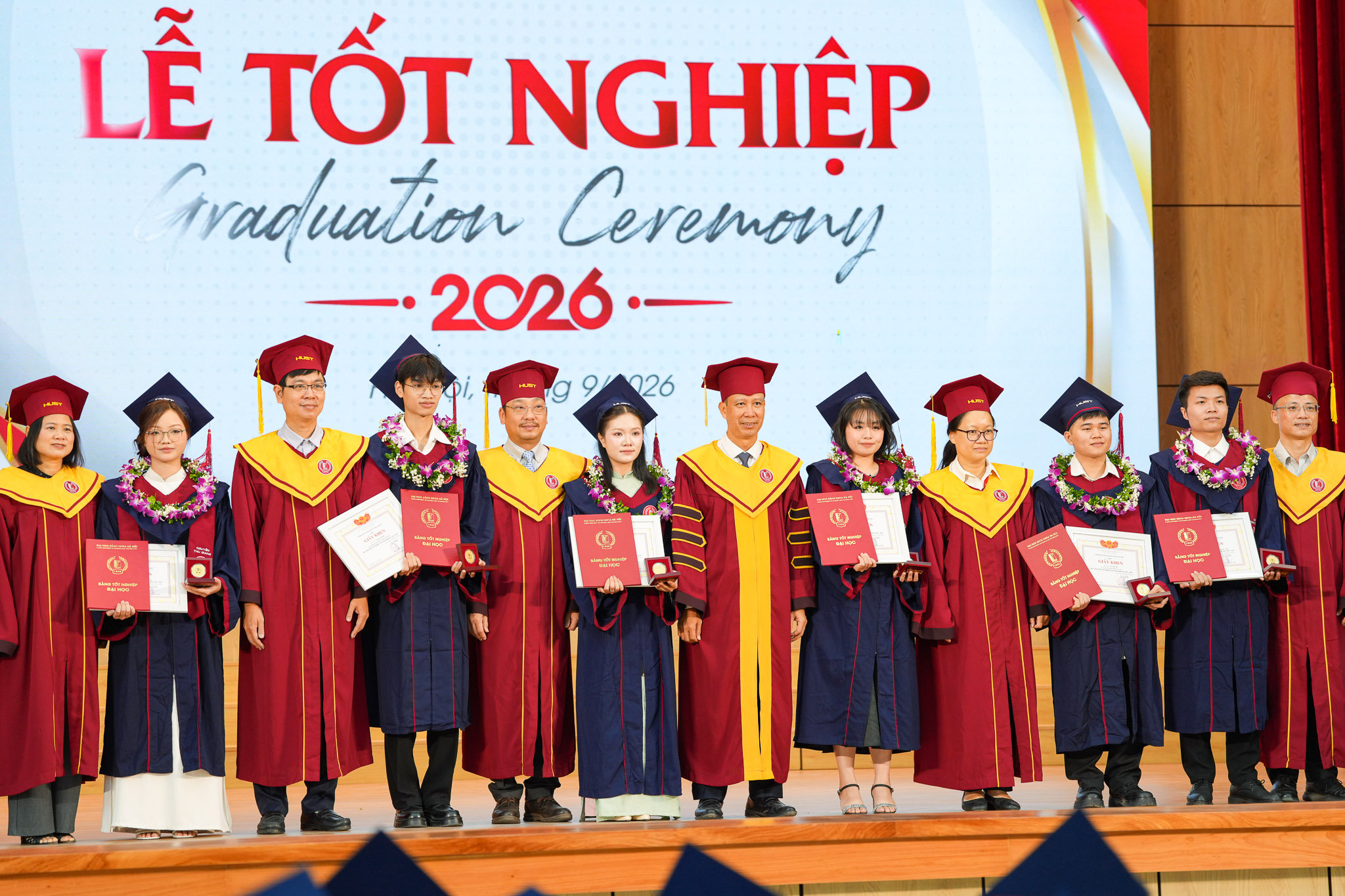Lãnh đạo nhà trường trao bằng tốt nghiệp cho các thủ khoa tốt nghiệp năm 2026