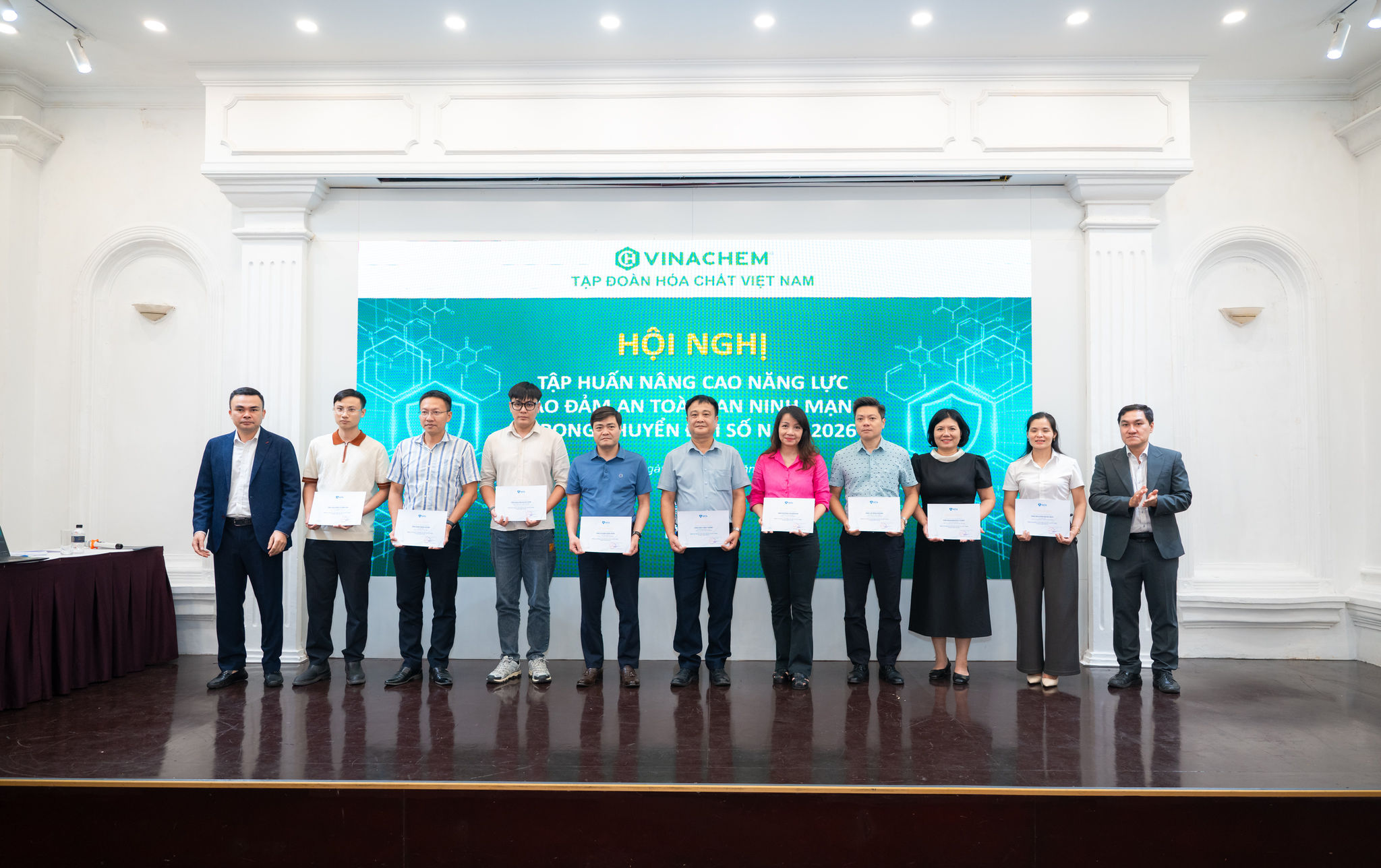 Đại diện Tập đoàn Hóa chất Việt Nam (Vinachem) trao giấy chứng nhận cho học viên